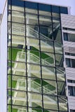 Modern metalltrappuppgång inom flervånings- modern byggnad arkivbild Modern metalltrappuppgång inom flervånings- modern byggnad arkivbild