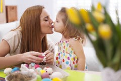Modern och hon behandla som ett barn under easter royaltyfri fotografi Modern och hon behandla som ett barn under easter royaltyfri fotografi