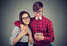 Modern paar die smartphone samen gebruiken royalty-vrije stock foto Modern paar die smartphone samen gebruiken royalty-vrije stock foto