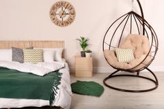 Modern slaapkamerbinnenland met comfortabele hangende stoel royalty-vrije stock foto Modern slaapkamerbinnenland met comfortabele hangende stoel royalty-vrije stock foto