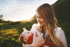 Modern som g?r med sp?dbarnet, behandla som ett barn den utomhus- lyckliga familjen arkivbild Modern som g?r med sp?dbarnet, behandla som ett barn den utomhus- lyckliga familjen arkivbild