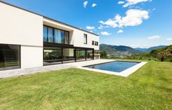 Modern villa med pölen Royaltyfri Fotografi Modern villa med pölen Royaltyfri Fotografi
