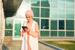 Moderne Arabische moslimvrouw met tabletcomputer in openlucht Royalty-vrije Stock Foto Moderne Arabische moslimvrouw met tabletcomputer in openlucht Royalty-vrije Stock Foto