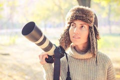 Moderne camera met een grote lens in hand van jong fotograafmeisje en klaar om foto te nemen royalty-vrije stock foto's Moderne camera met een grote lens in hand van jong fotograafmeisje en klaar om foto te nemen royalty-vrije stock foto's