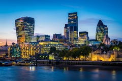 Moderne cityscape van Londen in nacht stock fotografie Moderne cityscape van Londen in nacht stock fotografie