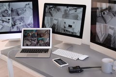 Moderne computers met het video uitzenden van veiligheidscamera's op het werk van de wacht royalty-vrije stock afbeeldingen Moderne computers met het video uitzenden van veiligheidscamera's op het werk van de wacht royalty-vrije stock afbeeldingen
