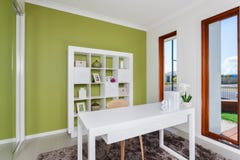 Moderne decoratieve werkruimte in een luxueus huis stock afbeelding Moderne decoratieve werkruimte in een luxueus huis stock afbeelding