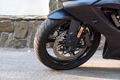 Moderne die sporbike in dichte straat wordt geparkeerd Royalty-vrije Stock Afbeeldingen Moderne die sporbike in dichte straat wordt geparkeerd Royalty-vrije Stock Afbeeldingen