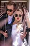 Moderne Hochzeitspaare Braut und Bräutigam Im Freienportrait stockbilder Moderne Hochzeitspaare Braut und Bräutigam Im Freienportrait stockbilder