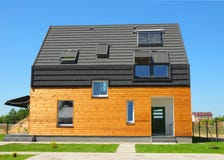 Moderne huisbuitenkant Mooi Nieuw Eigentijds Huis met Zonnepanelen royalty-vrije stock afbeelding Moderne huisbuitenkant Mooi Nieuw Eigentijds Huis met Zonnepanelen royalty-vrije stock afbeelding