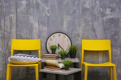 Moderne Innenarchitektur mit gelben Stühlen und weniger Tabelle lizenzfreies stockfoto Moderne Innenarchitektur mit gelben Stühlen und weniger Tabelle lizenzfreies stockfoto