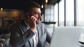 Moderne jonge zaken die telefoongesprek hebben tijdens de koffiepauze stock footage Moderne jonge zaken die telefoongesprek hebben tijdens de koffiepauze stock footage