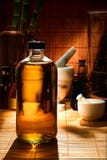 Moderne Medische Fles in Traditionele KruidenWinkel Stock Foto Moderne Medische Fles in Traditionele KruidenWinkel Stock Foto