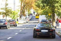 Moderne nieuwe auto aan de kant van de straat Rijen van geparkeerde auto's stock afbeelding Moderne nieuwe auto aan de kant van de straat Rijen van geparkeerde auto's stock afbeelding