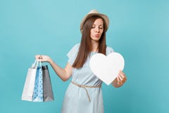 Moderne Schönheit des Porträts im Sommerkleid, Strohhut, der Pakettaschen mit Käufen nach dem Einkauf hält stockbild Moderne Schönheit des Porträts im Sommerkleid, Strohhut, der Pakettaschen mit Käufen nach dem Einkauf hält stockbild