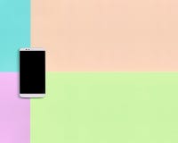 Moderne smartphone met het zwarte scherm op textuurachtergrond van het roze, het blauw, het koraal en de kalkkleuren van de manie stock foto's Moderne smartphone met het zwarte scherm op textuurachtergrond van het roze, het blauw, het koraal en de kalkkleuren van de manie stock foto's