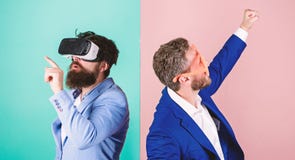 Moderne Technologie des Gesch?ftswerkzeuges Wirklicher Spa? und virtuelle Alternative Mann mit Bart in VR-Gl?sern und mit Luftsch stockfoto Moderne Technologie des Gesch?ftswerkzeuges Wirklicher Spa? und virtuelle Alternative Mann mit Bart in VR-Gl?sern und mit Luftsch stockfoto