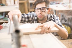 Moderne Timmerman Working met Machines stock foto Moderne Timmerman Working met Machines stock foto