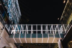 Moderne verfraaide gang met licht die tussen twee gebouwen verbond stock fotografie Moderne verfraaide gang met licht die tussen twee gebouwen verbond stock fotografie