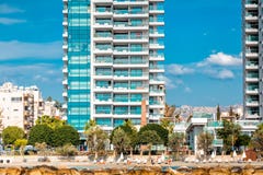 Moderne Wohngebäude und Wanderweg entlang der Seeseite Limassol, Zypern lizenzfreie stockfotos Moderne Wohngebäude und Wanderweg entlang der Seeseite Limassol, Zypern lizenzfreie stockfotos