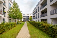 Moderne woningbouw, flats in nieuwe stedelijke huisvesting stock foto Moderne woningbouw, flats in nieuwe stedelijke huisvesting stock foto