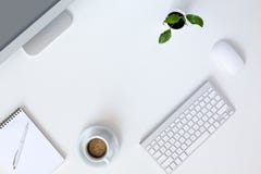 Moderner Arbeitsplatz auf weißem Schreibtisch lizenzfreie stockfotos Moderner Arbeitsplatz auf weißem Schreibtisch lizenzfreie stockfotos