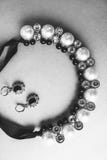 Moderner bezaubernder Schmuck, Halskette und Ohrringe des schönen teuren kostbaren glänzenden Schmucks mit Perlen und Diamanten stockfoto Moderner bezaubernder Schmuck, Halskette und Ohrringe des schönen teuren kostbaren glänzenden Schmucks mit Perlen und Diamanten stockfoto