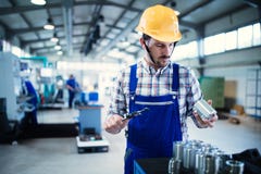 Moderner industrieller Operator, der in der Fabrik arbeitet lizenzfreie stockfotografie Moderner industrieller Operator, der in der Fabrik arbeitet lizenzfreie stockfotografie
