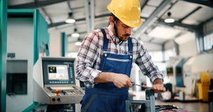 Moderner industrieller Operator, der in der Fabrik arbeitet lizenzfreies stockfoto Moderner industrieller Operator, der in der Fabrik arbeitet lizenzfreies stockfoto