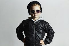 Moderner kleiner Junge in der Sonnenbrille Kind in der schwarzen Kappe Getrennt auf weißem Hintergrund Kindart und weise stockbild Moderner kleiner Junge in der Sonnenbrille Kind in der schwarzen Kappe Getrennt auf weißem Hintergrund Kindart und weise stockbild