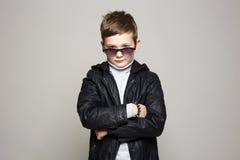 Moderner kleiner Junge in der Sonnenbrille Stilvolles Kind stockfoto Moderner kleiner Junge in der Sonnenbrille Stilvolles Kind stockfoto