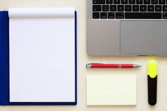 Moderner Laptop und bunte Bleistifte im Halter auf hellem hölzernem Vorsprung stockbild Moderner Laptop und bunte Bleistifte im Halter auf hellem hölzernem Vorsprung stockbild