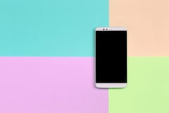 Moderner Smartphone mit schwarzem Schirm auf Beschaffenheitshintergrund von Moderosa, Blauen, korallenroten und Kalkpastellfarben stockfoto Moderner Smartphone mit schwarzem Schirm auf Beschaffenheitshintergrund von Moderosa, Blauen, korallenroten und Kalkpastellfarben stockfoto