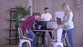 Modernes Büro, das junge kreative Team, das bei der Arbeit gegrüßt werden und der Mentormann leitet Geschäftstreffen auf Planungs stock video Modernes Büro, das junge kreative Team, das bei der Arbeit gegrüßt werden und der Mentormann leitet Geschäftstreffen auf Planungs stock video