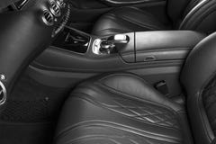 Modernes Luxusauto nach innen Innenraum des modernen Autos des Prestiges Bequeme Ledersitze Perforiertes Leder mit schwarzem back lizenzfreie stockfotos Modernes Luxusauto nach innen Innenraum des modernen Autos des Prestiges Bequeme Ledersitze Perforiertes Leder mit schwarzem back lizenzfreie stockfotos