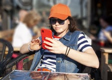 Modernes Mädchen schreibt eine Mitteilung an einem Handy stockfotos Modernes Mädchen schreibt eine Mitteilung an einem Handy stockfotos