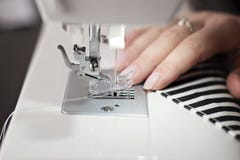 Modernes nähendes Gewebe der Nähmaschine - Bild stockbild Modernes nähendes Gewebe der Nähmaschine - Bild stockbild