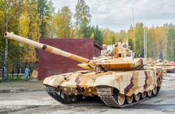 Modernisierter Behälter T-72 in der Bewegung Russland lizenzfreie stockbilder Modernisierter Behälter T-72 in der Bewegung Russland lizenzfreie stockbilder