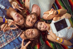 Modernos felizes que levantam para o selfie imagens de stock Modernos felizes que levantam para o selfie imagens de stock