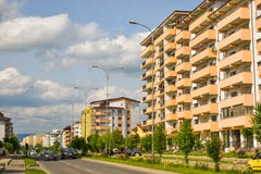 Modernt europeiskt komplex av bostads- byggnader med nya moderna kvarterbyggnader, grönt utrymme och stor boulevardDem royaltyfria bilder Modernt europeiskt komplex av bostads- byggnader med nya moderna kvarterbyggnader, grönt utrymme och stor boulevardDem royaltyfria bilder