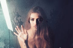 Modeschönheit und -liebe Regnen Sie Tropfen auf Fensterglas der Herzform Sexy Frau hinter Kunststoffplatte mit Wassertropfen lizenzfreie stockbilder Modeschönheit und -liebe Regnen Sie Tropfen auf Fensterglas der Herzform Sexy Frau hinter Kunststoffplatte mit Wassertropfen lizenzfreie stockbilder