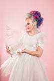 Modieus meisje in witte kleding Creatieve haarkleuring Multi-colored kapsel Concept met een lege vogelkooi stock fotografie Modieus meisje in witte kleding Creatieve haarkleuring Multi-colored kapsel Concept met een lege vogelkooi stock fotografie