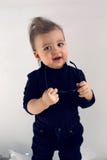 Modieuze babyjongen in zwarte tuimelschakelaarkleren en zonnebril stock afbeelding Modieuze babyjongen in zwarte tuimelschakelaarkleren en zonnebril stock afbeelding
