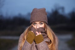 Modieuze blondevrouw in in stedelijk outwear stellend koud weer bospark Uitstekende filterfilm verzadigde kleur Conce van de dali royalty-vrije stock fotografie Modieuze blondevrouw in in stedelijk outwear stellend koud weer bospark Uitstekende filterfilm verzadigde kleur Conce van de dali royalty-vrije stock fotografie