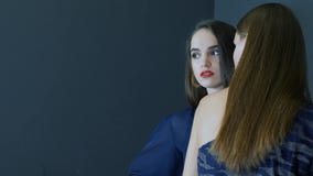 Modieuze fotospruit, modellen met expressieve make-up in elegante kleren die in studio stellen stock video Modieuze fotospruit, modellen met expressieve make-up in elegante kleren die in studio stellen stock video