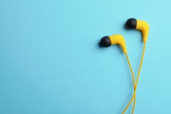 Modieuze hoofdtelefoons op kleurenachtergrond, hoogste mening royalty-vrije stock afbeeldingen Modieuze hoofdtelefoons op kleurenachtergrond, hoogste mening royalty-vrije stock afbeeldingen