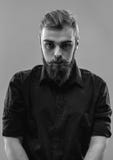 Modieuze jonge roodharige mens met een baard en snor geklede I royalty-vrije stock fotografie Modieuze jonge roodharige mens met een baard en snor geklede I royalty-vrije stock fotografie