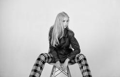 Modieuze laag Kleren en toebehoren Het mengen van stijlen De slijtagelaag van de meisjesmannequin voor lentetijd Trenchcoat stock foto Modieuze laag Kleren en toebehoren Het mengen van stijlen De slijtagelaag van de meisjesmannequin voor lentetijd Trenchcoat stock foto