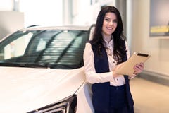 Modieuze verzekeringsagent die zich dichtbij de auto bevinden en een tablet houden royalty-vrije stock afbeelding Modieuze verzekeringsagent die zich dichtbij de auto bevinden en een tablet houden royalty-vrije stock afbeelding