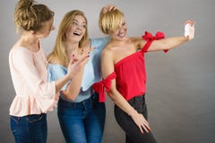 Modieuze vrouwen die selfie nemen Stock Foto Modieuze vrouwen die selfie nemen Stock Foto